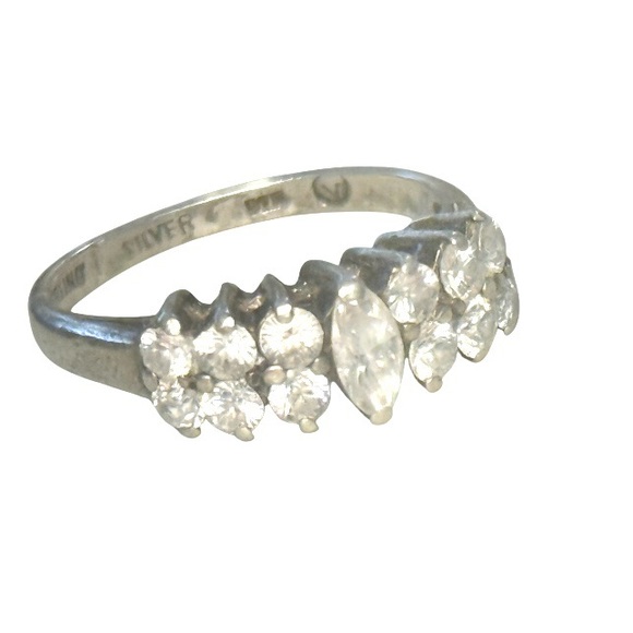 Vintage Brilliant Cubic Zirconia Anniversary Ring in 925 Sterling Silver, 5.75 - Picture 3 of 4